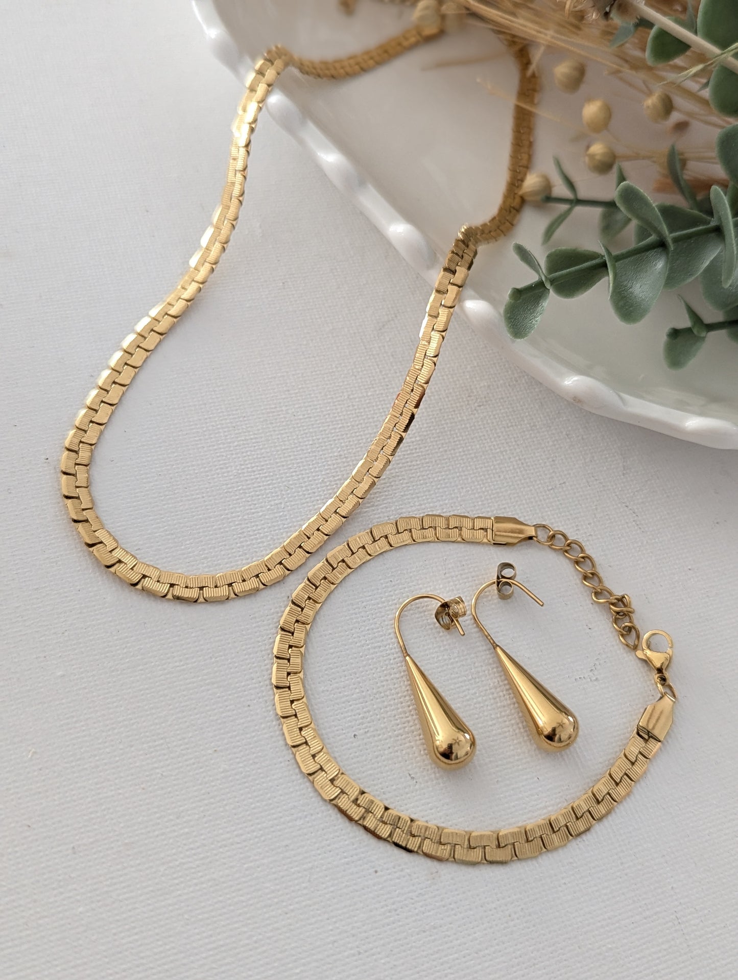 Necklace bracelet and drop earrings set